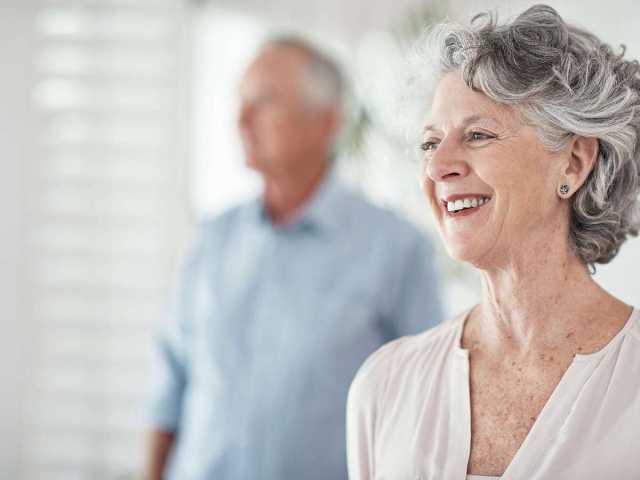 لماذا كان عمر النساء أطول من عمر الرجال؟.. دراسة جديدة تكشف عن سبب صادم