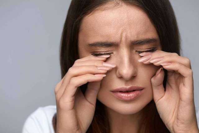 هل فرك العينين يهدد بصرك؟: تعرف على المخاطر المرعبة