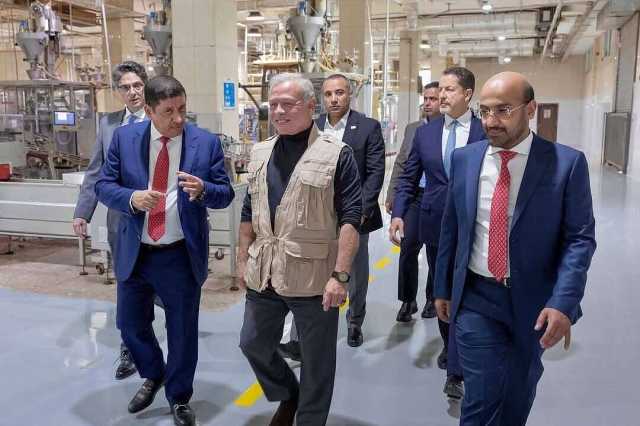 شاهد: ملك الأردن يزور مصانع رجل أعمال يمني في عمّان (صور)