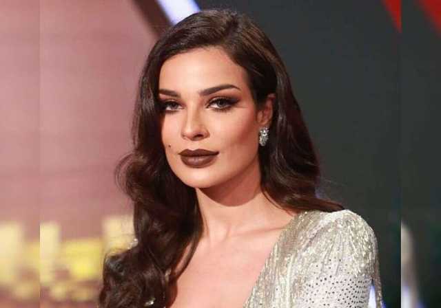 إطلالة مثيرة للفنانة نادين نجيم بفستان لامع.. لن تصدق كم بلغ سعره؟ (صور)