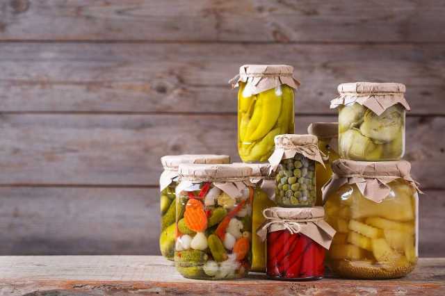 طُرق مبتكرة لحفظ المخللات فترة طويلة من دون أن يظهر العفن على وجهها