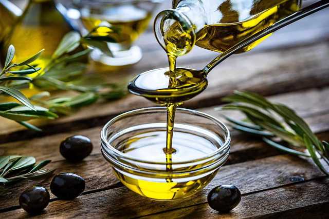 مفاجأة حول زيت الزيتون المعبأ داخل علب معدنية.. هل هو مسرطن؟