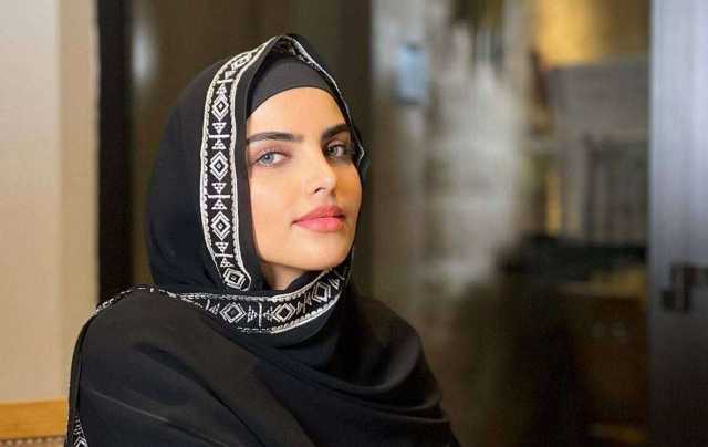 شاهد: السعودية سارة الودعاني تنزع بعض ملابسها داخل الطائرة خلال رحلة داخلية (فيديو)