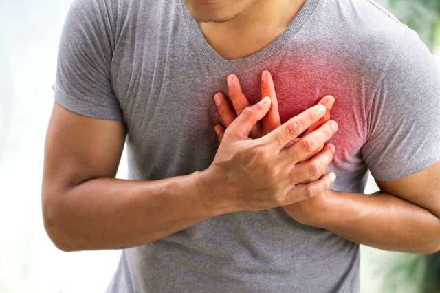 انقذ نفسك.. هذه الأعراض تشير إلى قرب إصابتك بالنوبة القلبية
