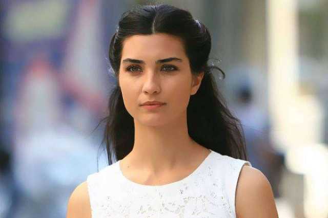 موجة سخرية من الفنانة التركية توبا بويوكستن بسبب إطلالة غريبة.. صور