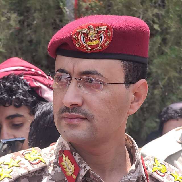شاهد: متحدث قوات صنعاء يحيى سريع يتجول في شوارع صنعاء على متن دراجة نارية (فيديو)