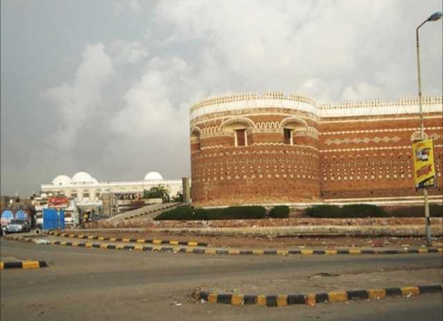 من معلم تاريخي وأثري الى سجن خاص.. شاهد القرار الجديد لقلعة الكورنيش الذي أقرتة قيادات حوثية