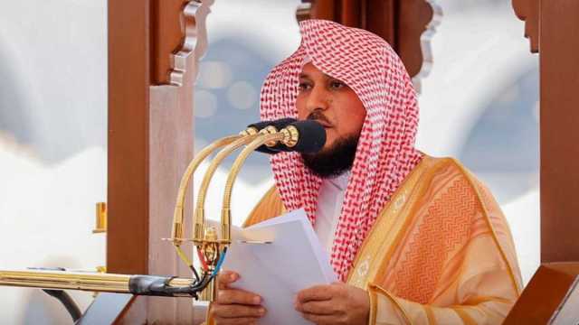 شاهد.. ما حدث لخطيب وامام المسجد الحرام اثناء صلاة الجمعة