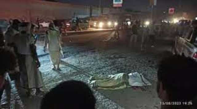 شاهد الفيديو حادثة تهز عدن.. مواطن يفجر نفسه مع زوجته بقنبلة يدوية وسط الشارع العام