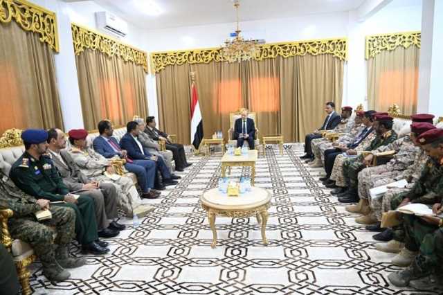 رئيس مجلس القيادة الرئاسي يشيد بالنجاحات التي حققتها السلطة المحلية وأجهزتها الأمنية في إنفاذ القانون