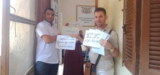 الطلاب اليمنيون في الخارج يلوّحون بتصعيد الاحتجاجات لعدم صرف مستحقاتهم المالية