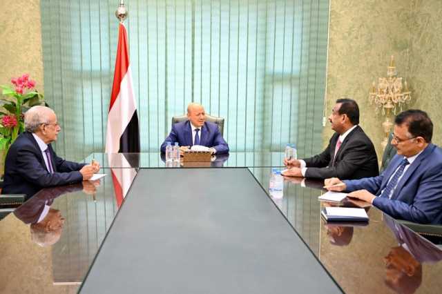 الرئيس يجتمع بمحافظ شبوة ويصدر توجيهات