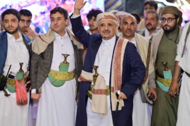 في حفل جمهوري مهيب الشيخ حمير الأحمر يحتفل بزفاف نجله وثلاثة من اقربائه