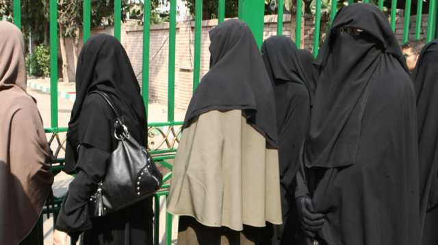 دولة عربية تمنع النقاب في المدارس وتعيد الجدل القديم حوله إلى دائرة الأضواء