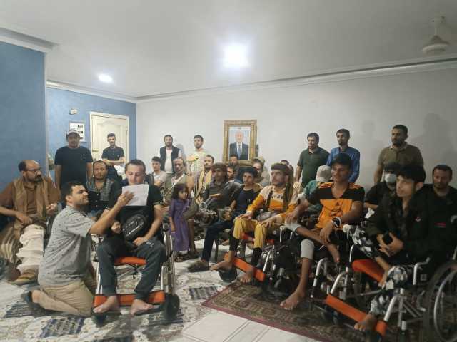 جرحى الجيش يحملون رئيس مجلس القيادة مسؤولية توقيف علاجهم