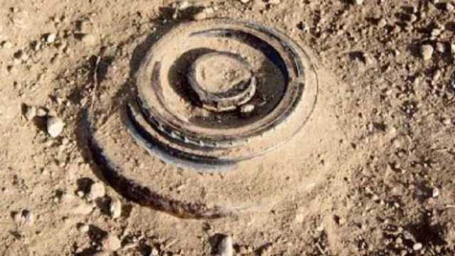 لغم حوثي يدمر جرافة زراعية ويصيب سائقها جنوب الحديدة