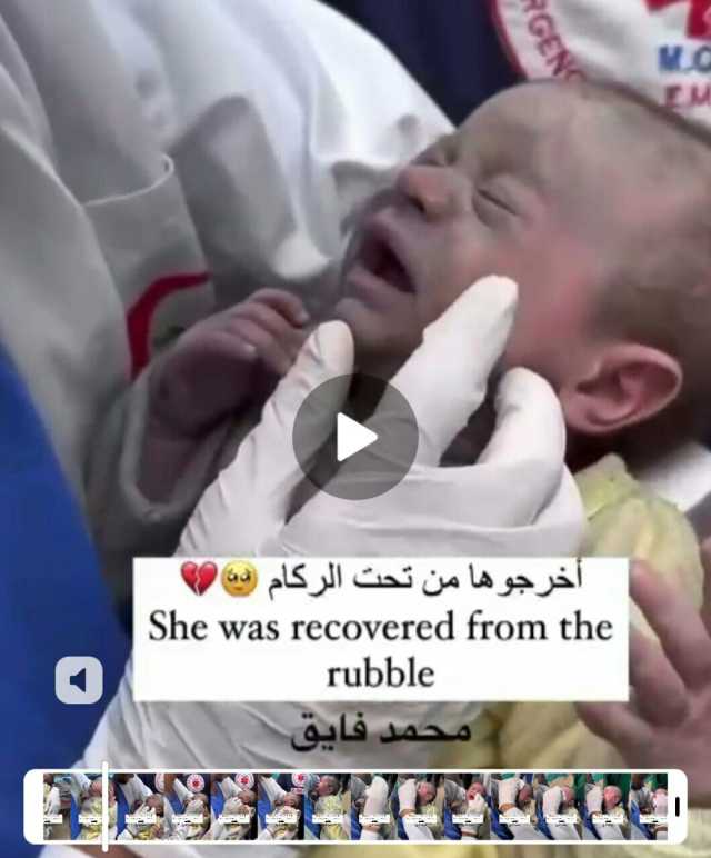 شاهد.. طفلة رضيعة تنجو بإعجوبة من تحت الإنقاض في غزة
