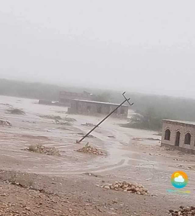 شاهد.. الإعصار ''تيج'' يصل المهرة والسلطات تصدر تحذيرا وتعميما للمواطنين
