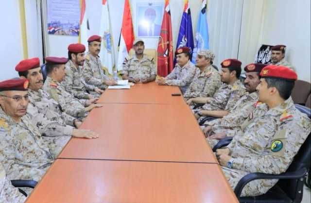 رئيس الأركان يطلع على الجاهزية في مسرح العمليات ويوجة بالتصدي والتعامل الحازم لاي محاولات يائسة لمليشيا الحوثي