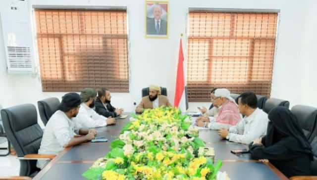 عدن : وزير الأوقاف يترأس اجتماعًا لموظفي قطاع الأوقاف