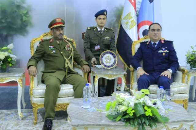 الفريق بن عزيز يناقش أوجه التعاون الثنائي في المجال العسكري والأمن البحري مع قائدي القوات البحرية والجوية المصرية