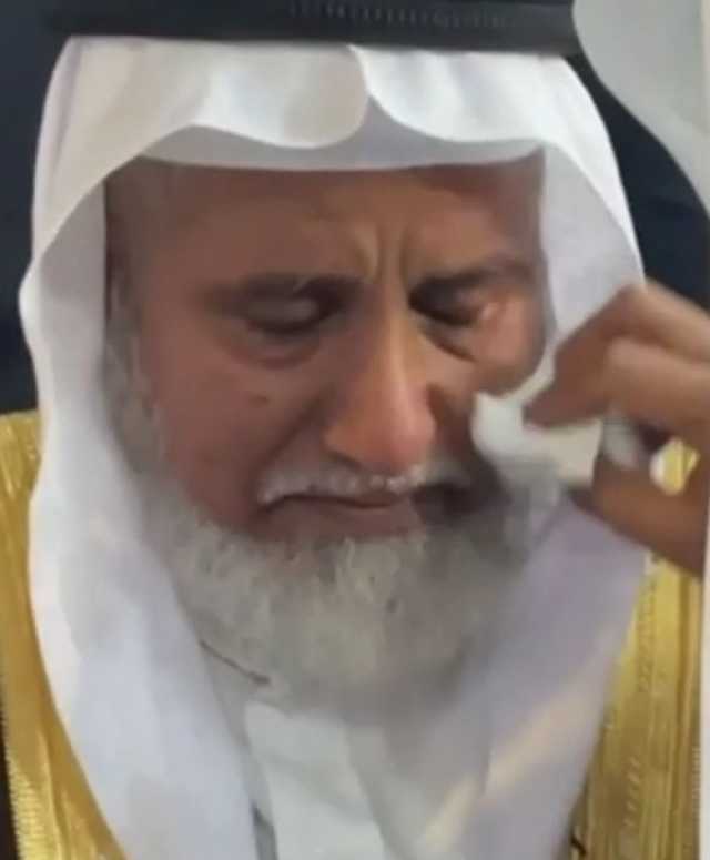 شاهد بالفيديو .. عريس سعودي يشعل التواصل ببكائه ليلة زفافه