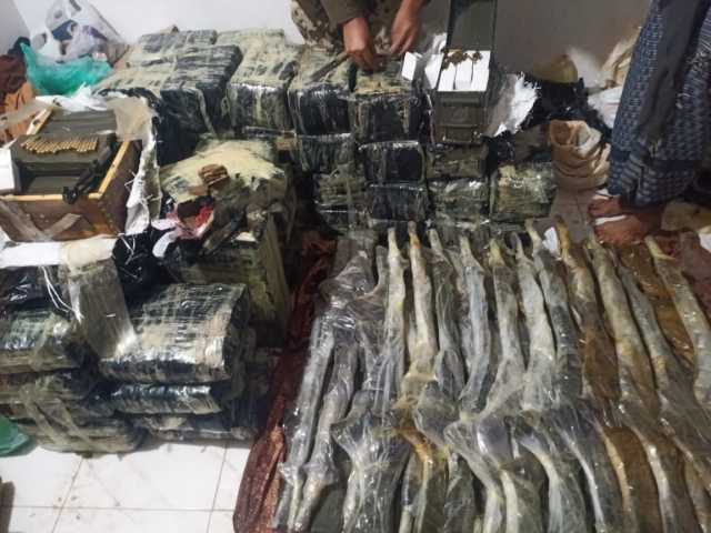 شاهد.. ضبط اسلحة وذخائر مهربة في سفينة كانت في طريقها للحوثيين