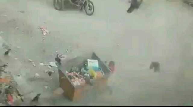 شاهد فيديو مؤلم من عدن.. وفاة طفلة داخل مكب نفايات بينما كانت تبحث عن بقايا طعام