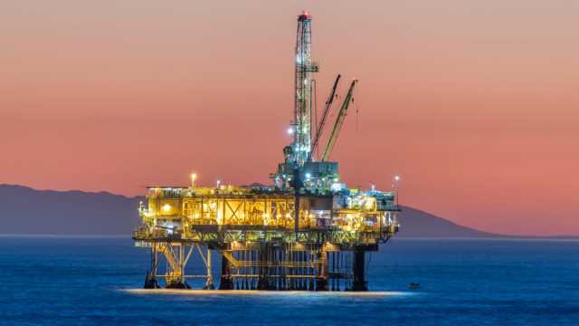 النفط يستهل العام الجديد بقفزة 1% مع تزايد التوتر في البحر الأحمر