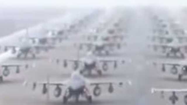 مشاهد لطائرات حربية قيل إنها تظهر استعدادات أمريكا لشن حرب شاملة ضد الحوثيين.. شاهد فيديو يقلب مواقع التواصل واليكم حقيقته