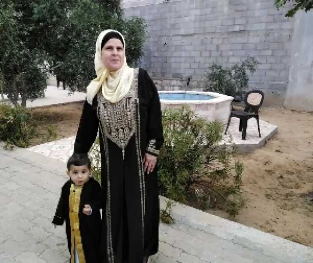 رغم رفع الراية البيضاء إسرائيليون يقتلون بدم بارد سيدة فلسطينية وهي تمسك بيد حفيدها، وسط تجمع من المدنيين