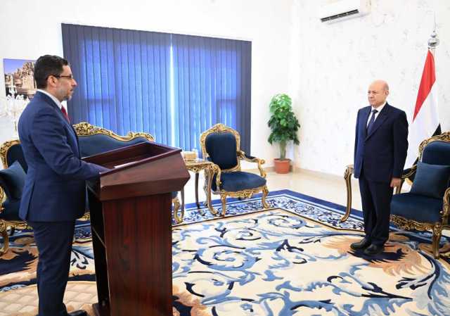 توجيهات بانتظام عمل الحكومة من الداخل.. الرئيس العليمي يضع أمام بن مبارك أولويات عاجلة يجب تنفيذها أبرزها دفع المرتبات والإهتمام بالعاصمة عدن