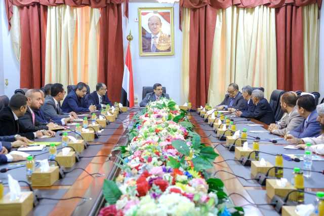 عدن.. توجيه من رئيس الحكومة إلى وزير الصناعة والتجارة وتفاصيل لقائه اليوم مع قيادة الغرفة التجارية والقطاع الخاص