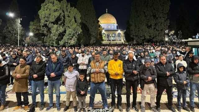 طوفان بشري يتدفق ..40 ألفا يؤدون صلاتي العشاء والتراويح في المسجد الأقصى