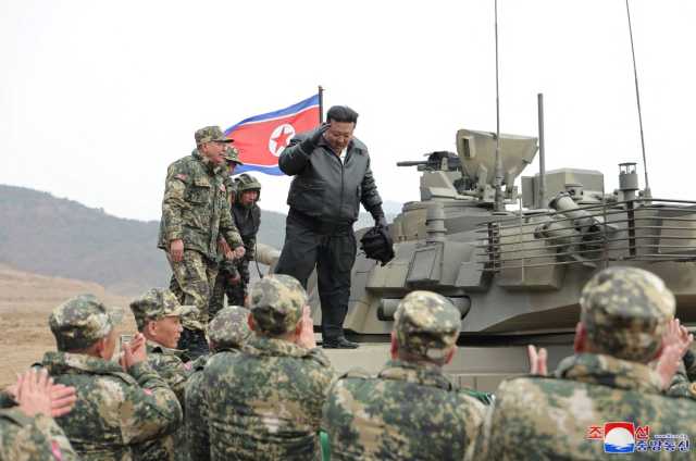 زعيم كوريا الشمالية يحضر عرض عسكري ويقود الدبابة الأقوى في العالم
