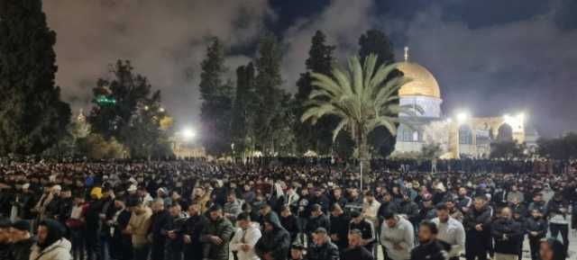 طوفان بشري يعد الأكبر منذ عدة أشهر.. 90 ألف مصل يؤدون صلاتي العشاء والتراويح في المسجد الأقصى