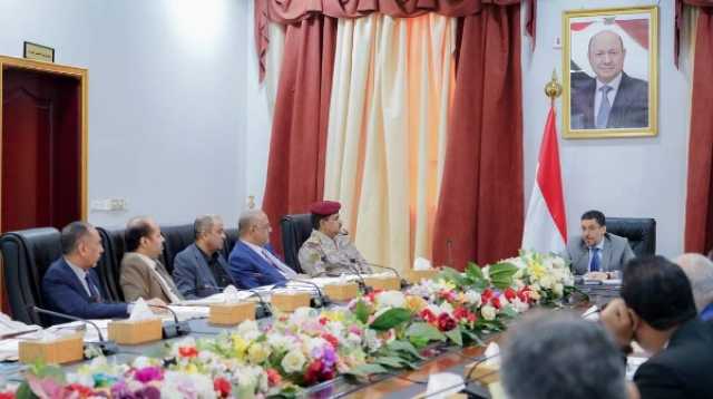 مجلس الوزراء يُغرق وزارة الدفاع بالثناء اللفظي ويتجاهل صرف رواتب الجيش واستحقاقات وزارة الدفاع المالية