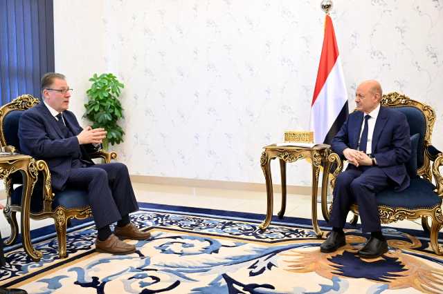 في قصر معاشيق.. العليمي يشدد على أولويات العمل الإنمائي والإغاثي والأمم المتحدة تحضر لإرسال خبرات دولية لهذه المهمة