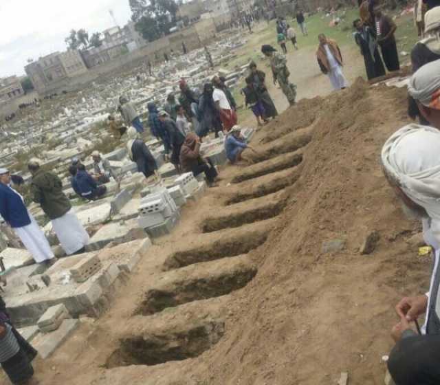 ميلشيا الحوثي تطوق بالمدرعات والاطقم العسكرية حارة الحفرة برداع وتنقل جثامين ضحايا التفجير الإرهابي الى مقبرة بشكل قسري وترغم آهالي الضحايا بدفنهم بالقوة
