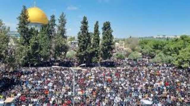 120 ألف فلسطيني يؤدون صلاة الجمعة بالأقصى في الجمعة الأخيرة من رمضان (صور)