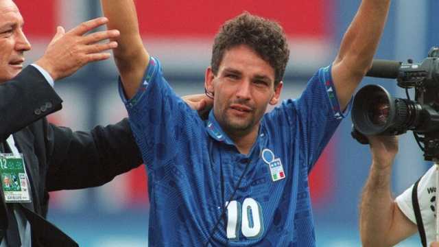 اللاعب الذي مات واقفا يفاجئ الجماهير بصورتين