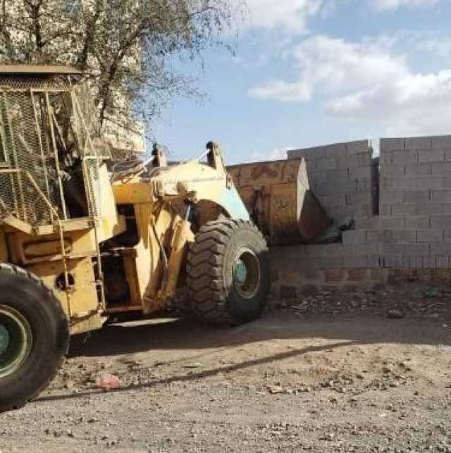 المليشيات تدشن حملة هدم واسعة لعشرات المنازل في صنعاء _ المواطنون يستغيثون ومصادر محلية تؤكد:المليشيات هدمت حتى اللحظة نحو 43 منزلاً وسوتها بالأرض
