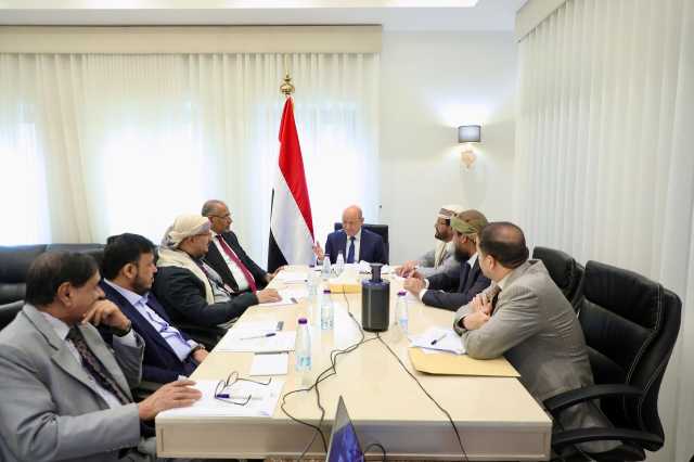 عاجل: المجلس الرئاسي يدين العدوان الإسرائيلي الأخير على اليمن ويناقش مع بن مبارك والمعبقي التسريع بخطة الإنقاذ الإقتصادي