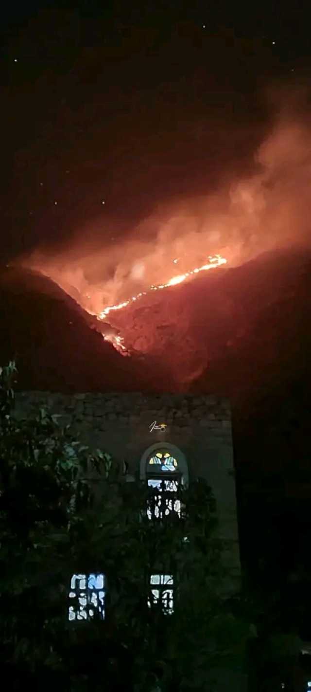 شاهد الصور .. حريق هائل يلتهم جبل صبر في تعز ومناشدات عاجلة لإخماده