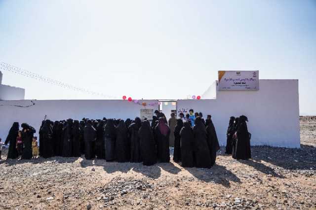 من عمق الصحراء وفي مضارب البدو بمحافظة حضرموت...حيث الإنسان يؤسس مركزا لمحو الأمية وينتشل نساء المنطقه من وحل الجهل الى واحات العلم.