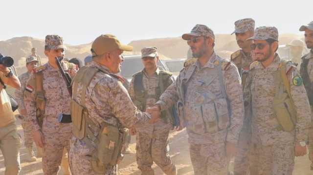 رئيس هيئة الأركان يصل الخطوط الاولى الجبهات الجنوبية بمأرب لتفقد المُقاتلين