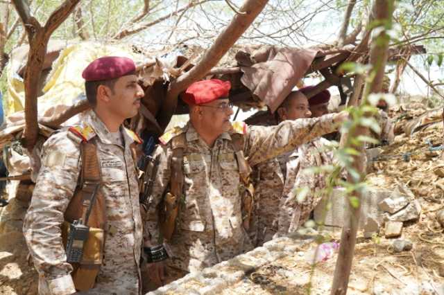 رئيس هيئة العمليات يصل محافظة حجة و يتفقد الخطوط الأمامية للمقاتلين بالمنطقة العسكرية الخامسة