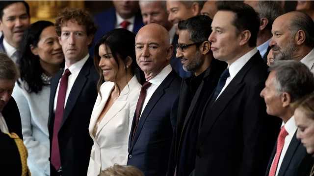 عروش عمالقة التكنولوجيا تتهاوى.. خسائر فادحة بقيمة 23 مليار دولار لزوكربيرغ وبيزوس وماسك جراء رسوم ترامب
