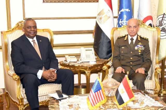 وزير الدفاع الأمريكي يصل القاهرة ويلتقي بنظيره المصري لمناقشة ملفات الحرب في المنطقة
