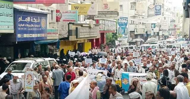 تعز: تظاهرة للمعلمين بالتزامن مع إعلان عدد من المدارس استئناف الدراسة ومسئول يكشف عن اتفاق كَسَر الإضراب